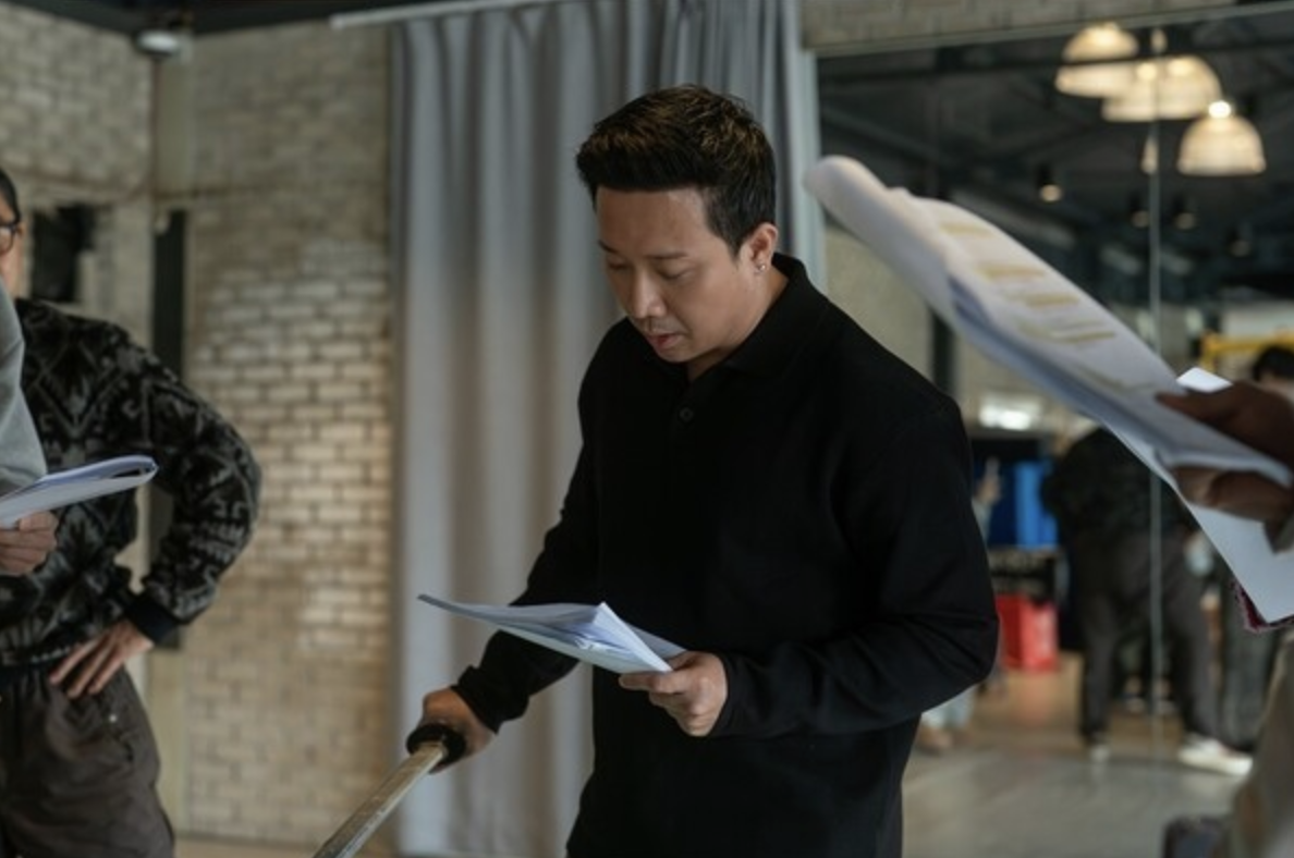 Lộ ảnh Trấn Th&agrave;nh đọc kịch bản phim mới với Park Bo Gum, c&ograve;n được b&aacute;o H&agrave;n gọi bằng 6 từ o&aacute;ch v&ocirc; c&ugrave;ng- Ảnh 3.