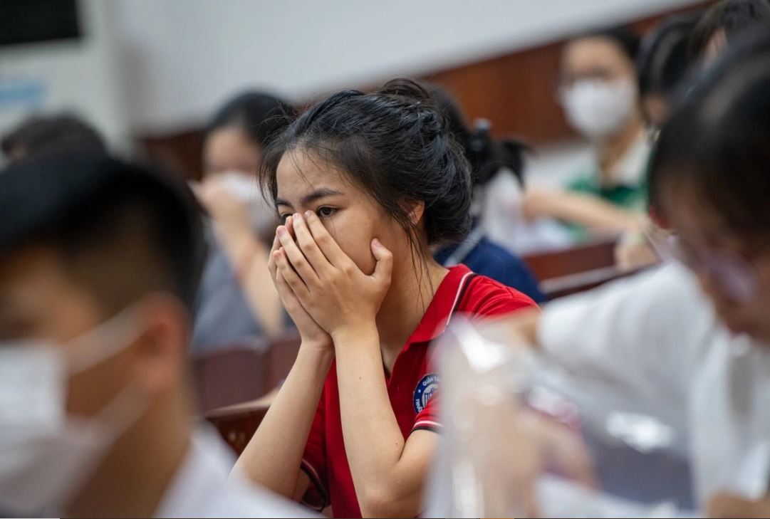 Phụ huynh, học sinh H&agrave; Nội đang thấp thỏm chờ đợi 1 quyết định từ Sở GD&ĐT: Ảnh hưởng rất lớn đến việc chọn trường!- Ảnh 1.