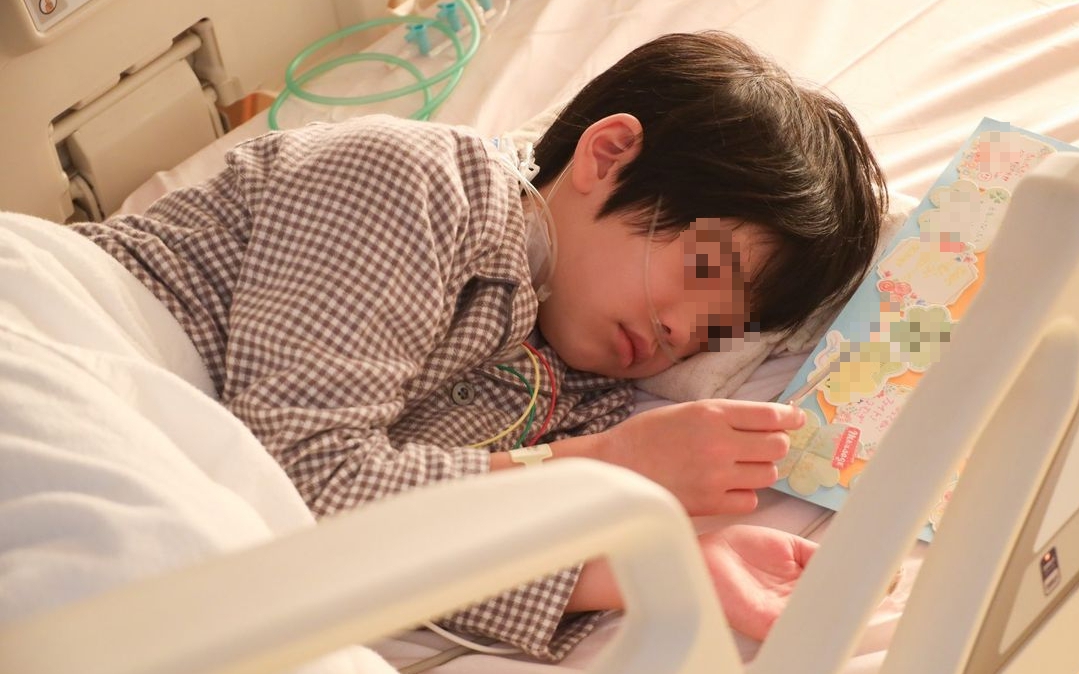 B&eacute; trai 12 tuổi ung thư đại trực tr&agrave;ng giai đoạn cuối, b&aacute;c sĩ: Bố mẹ l&agrave; 