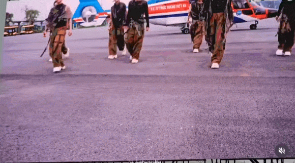 Concert Việt Nam đ&atilde; đến đẳng cấp n&agrave;y: Nh&oacute;m t&acirc;n binh đi diễn bằng trực thăng, ph&oacute;ng xe "z&igrave;n z&igrave;n" tr&ecirc;n s&acirc;n khấu- Ảnh 1.