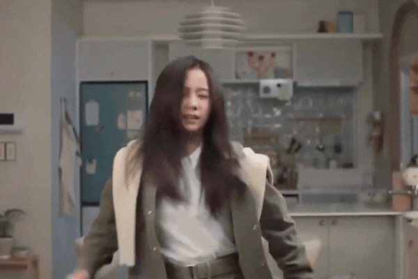 Nh&igrave;n Jisoo (BLACKPINK) diễn m&agrave; vừa xem vừa ngượng: &ldquo;Chu&ocirc;ng xe đạp&rdquo; kh&ocirc;ng cần thoại mới đỉnh, kh&oacute; lắm mới đơ được vậy- Ảnh 1.