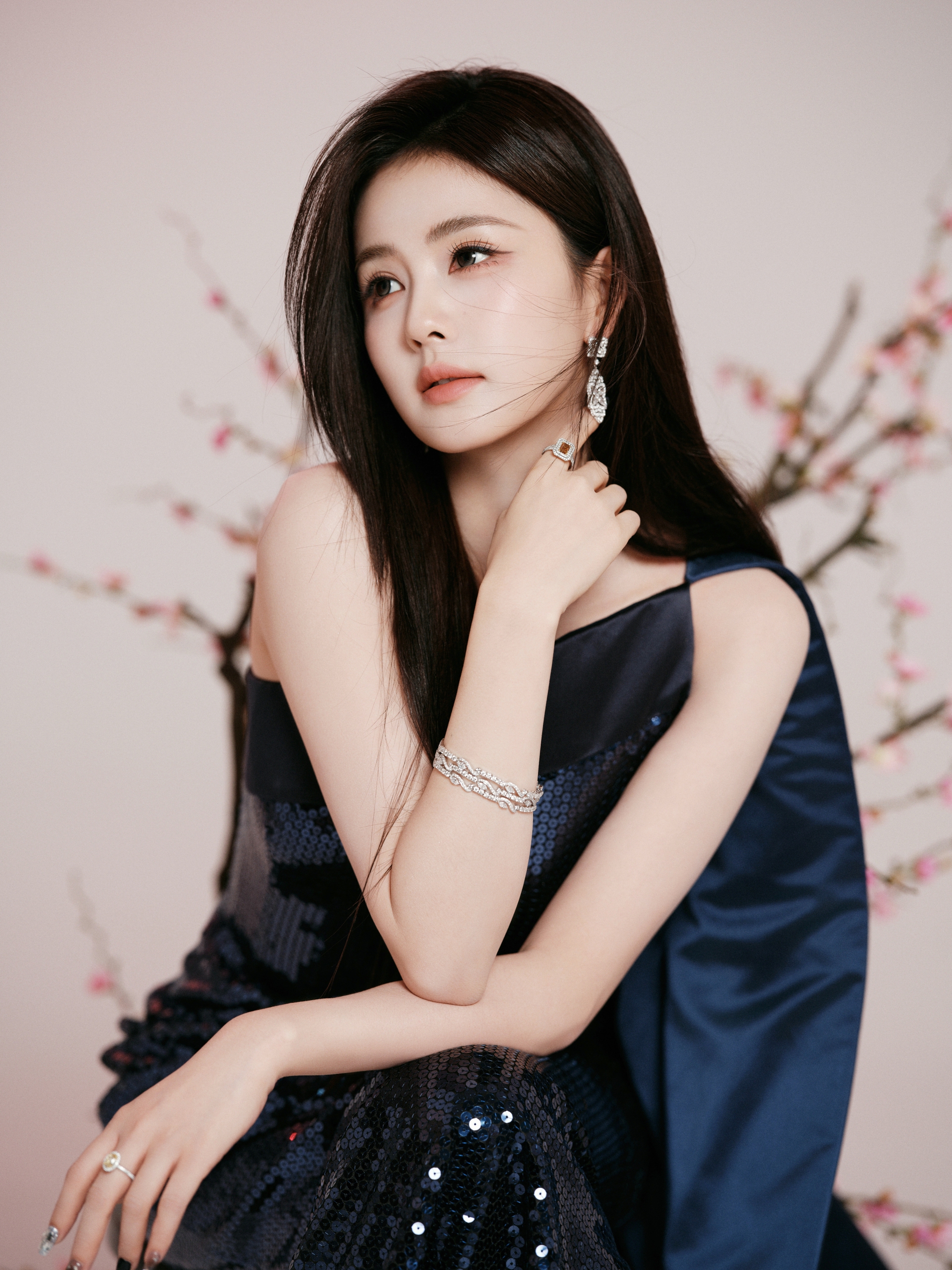 Visual n&agrave;y chấm điểm 9 chẳng ai d&aacute;m nhận điểm 10, một c&aacute;i nh&iacute;u m&agrave;y cũng đủ l&agrave;m l&ograve;ng người bấn loạn- Ảnh 1.