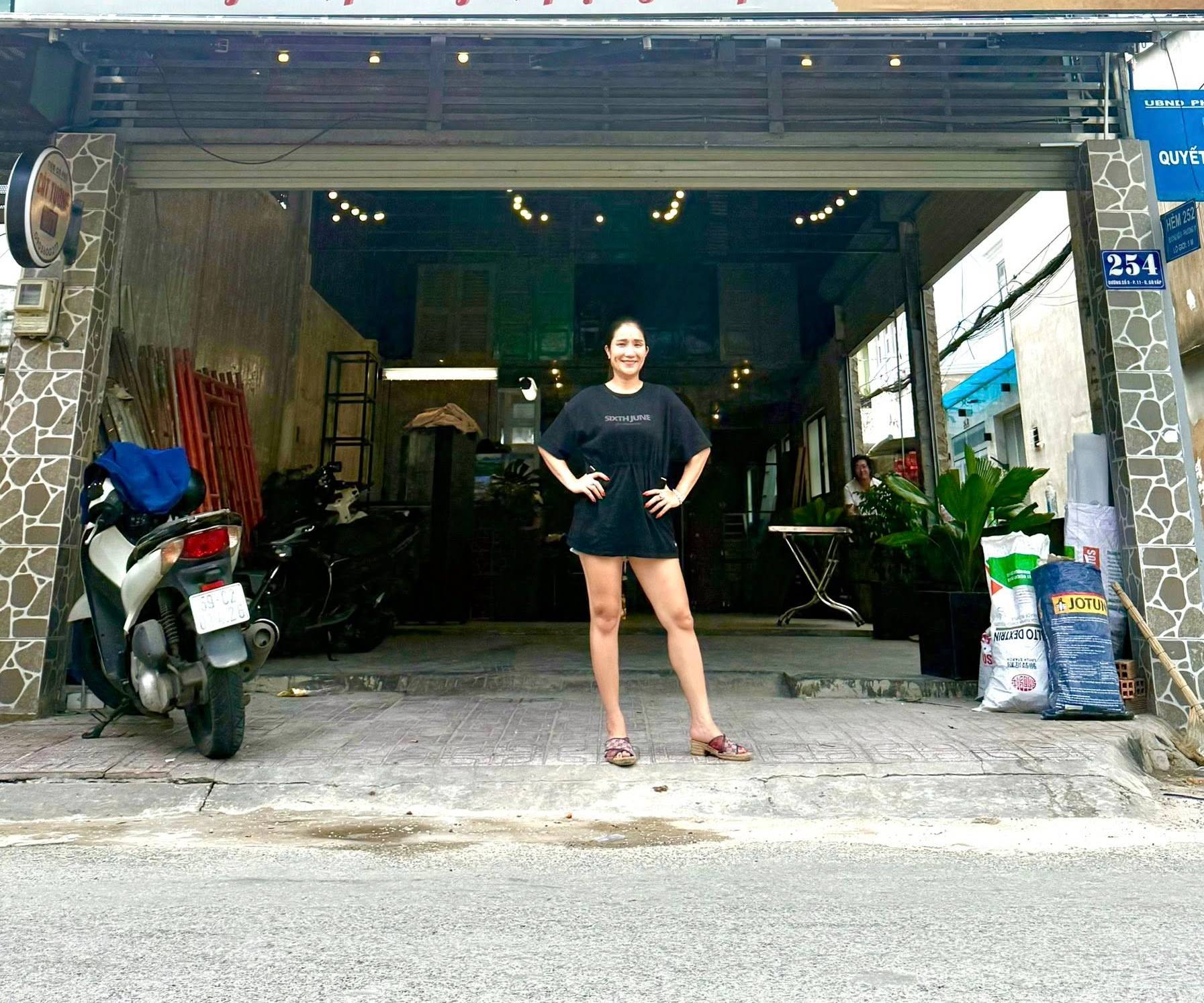 Mẹ đơn th&acirc;n l&agrave; NSƯT nổi tiếng miền Nam một thời: U50 đi b&aacute;n cafe ở G&ograve; Vấp, 25 ngh&igrave;n một ly- Ảnh 1.