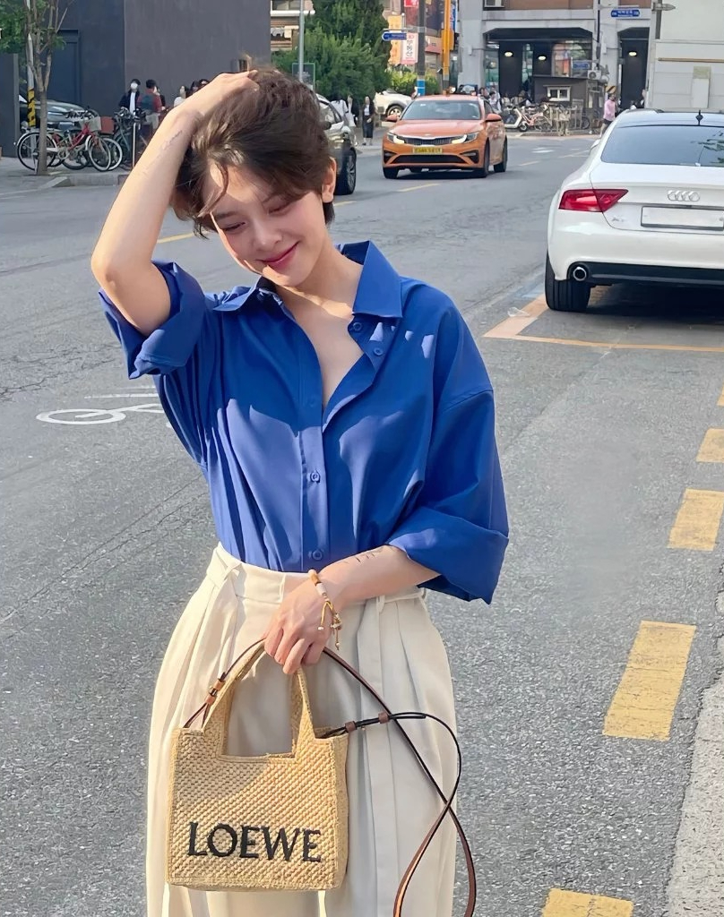 Mỹ nữ chỉ diện &aacute;o sơ mi + quần short m&agrave; "ph&aacute;t s&aacute;ng" trong đ&aacute;m đ&ocirc;ng- Ảnh 14.