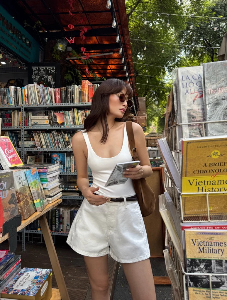 Mỹ nữ chỉ diện &aacute;o sơ mi + quần short m&agrave; "ph&aacute;t s&aacute;ng" trong đ&aacute;m đ&ocirc;ng- Ảnh 17.