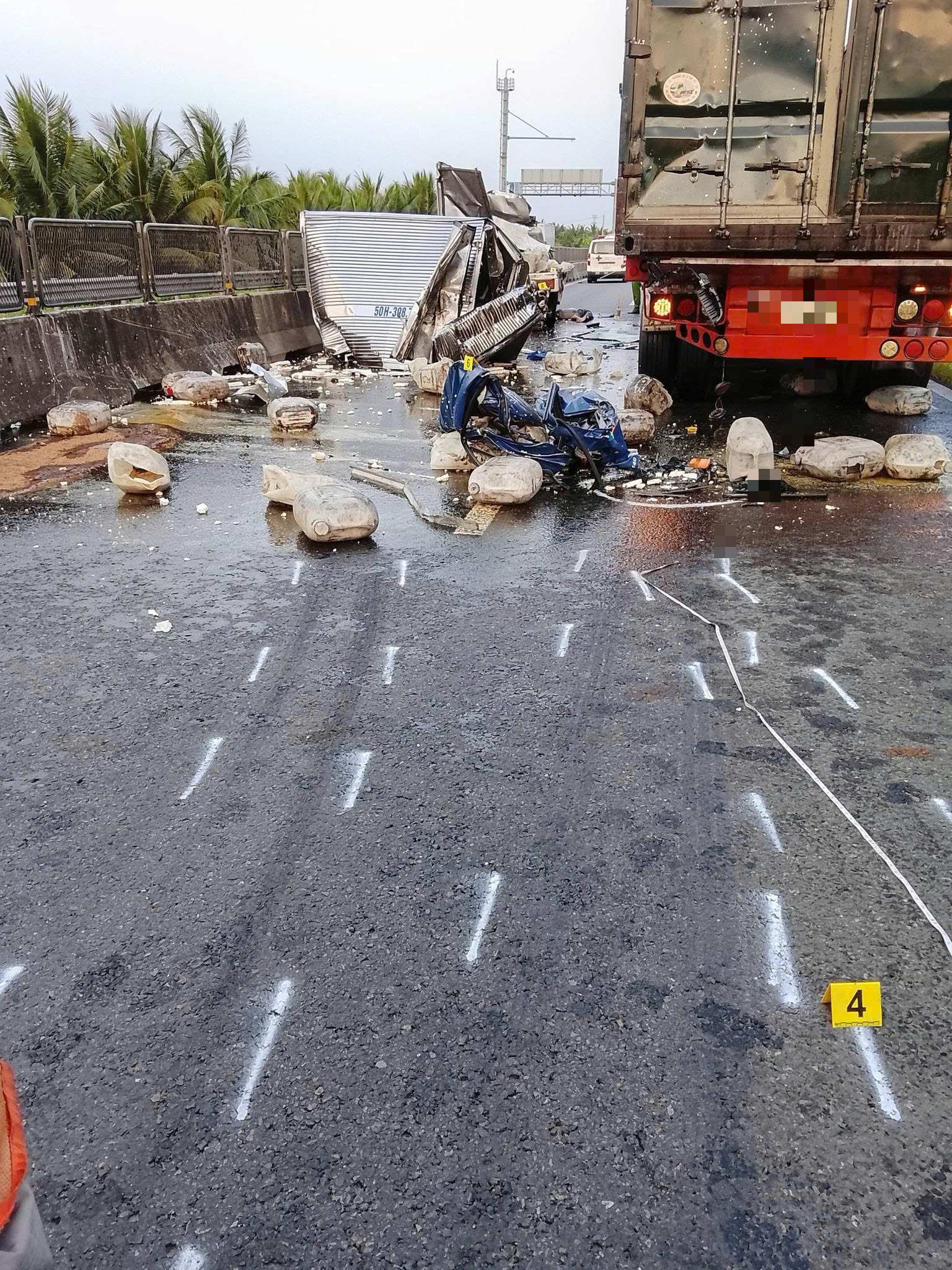 Tai nạn tr&ecirc;n tuyến cao tốc Trung Lương - Mỹ Thuận, phụ xế tử vong trong cabin- Ảnh 2.