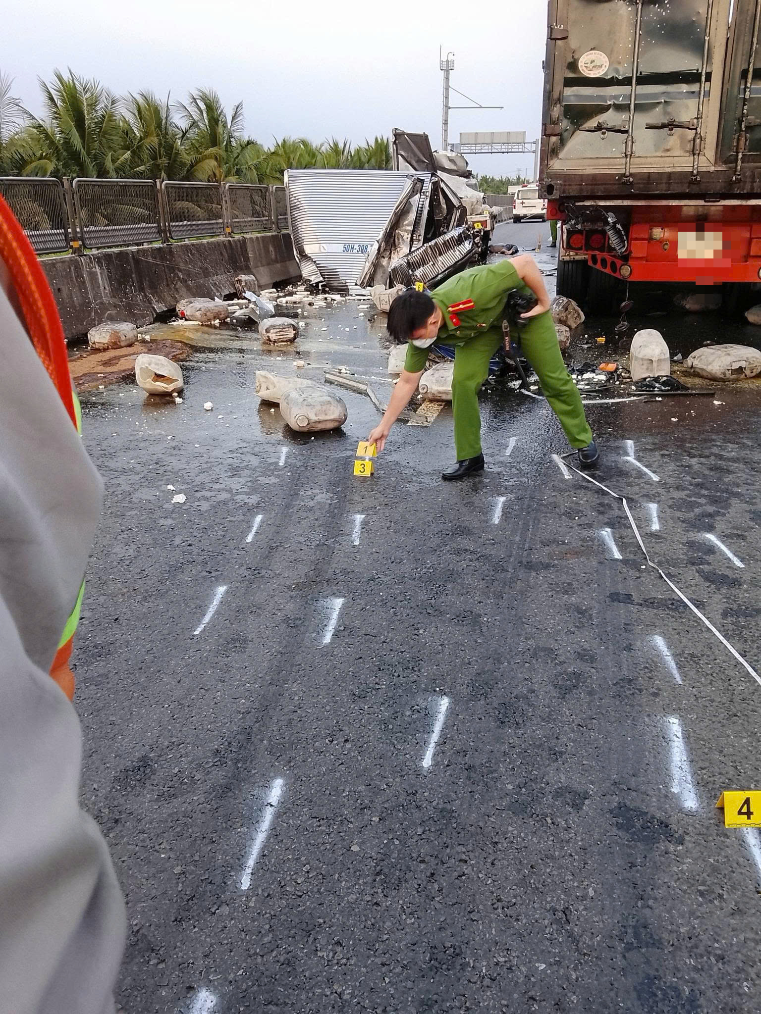 Tai nạn tr&ecirc;n tuyến cao tốc Trung Lương - Mỹ Thuận, phụ xế tử vong trong cabin- Ảnh 1.