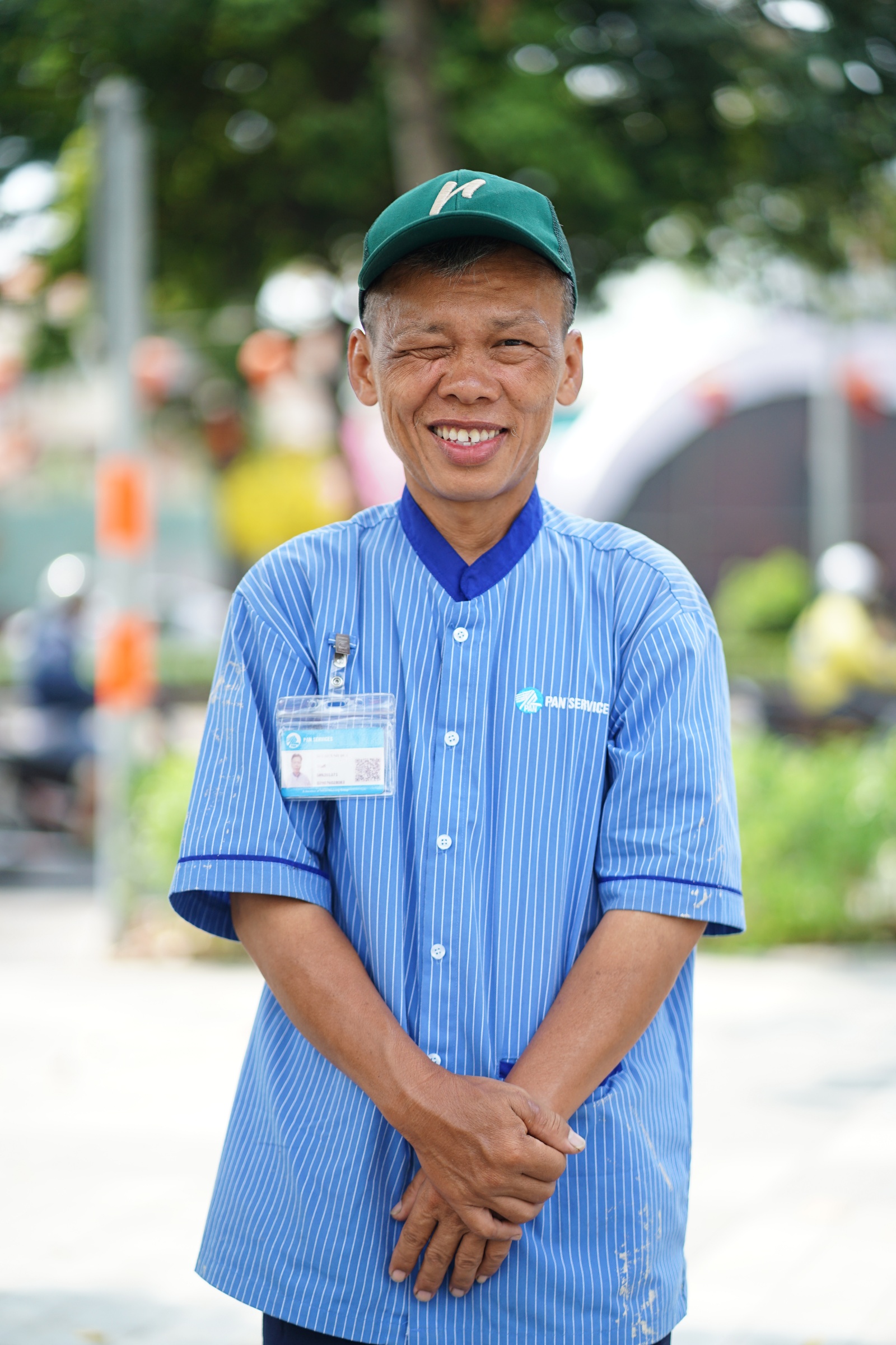 Gặp chú lao công vừa quét dọn vừa nhún nhảy theo điệu nhạc gây sốt MXH: "Hông vui cũng nhảy, vui cũng nhảy"- Ảnh 1.