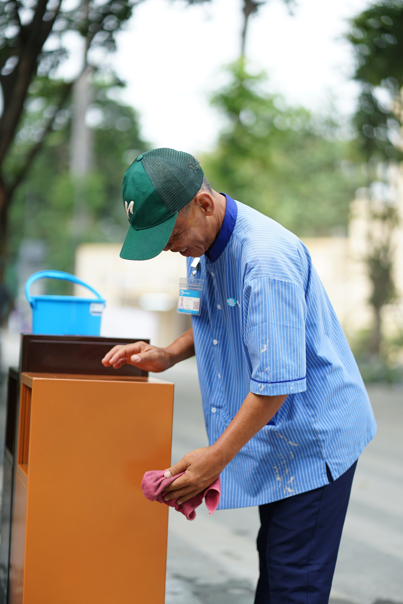 Gặp chú lao công vừa quét dọn vừa nhún nhảy theo điệu nhạc gây sốt MXH: "Hông vui cũng nhảy, vui cũng nhảy"- Ảnh 2.