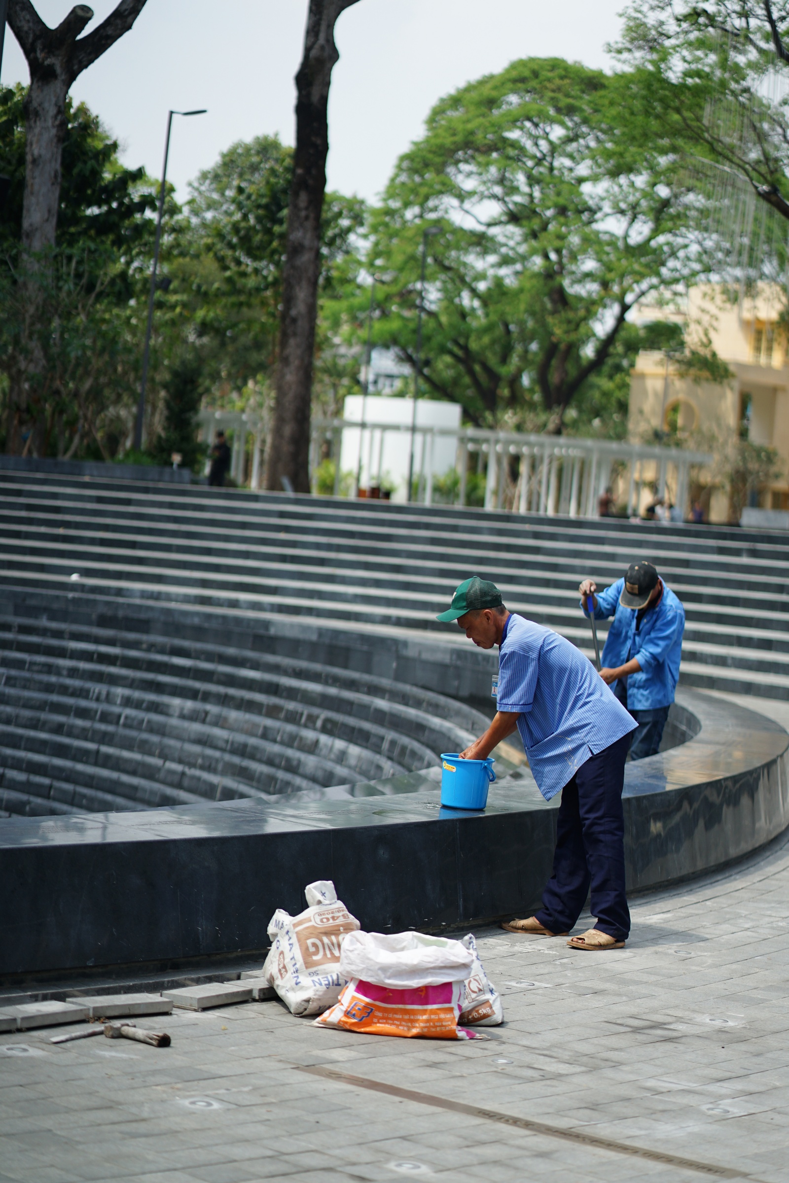Gặp chú lao công vừa quét dọn vừa nhún nhảy theo điệu nhạc gây sốt MXH: "Hông vui cũng nhảy, vui cũng nhảy"- Ảnh 4.