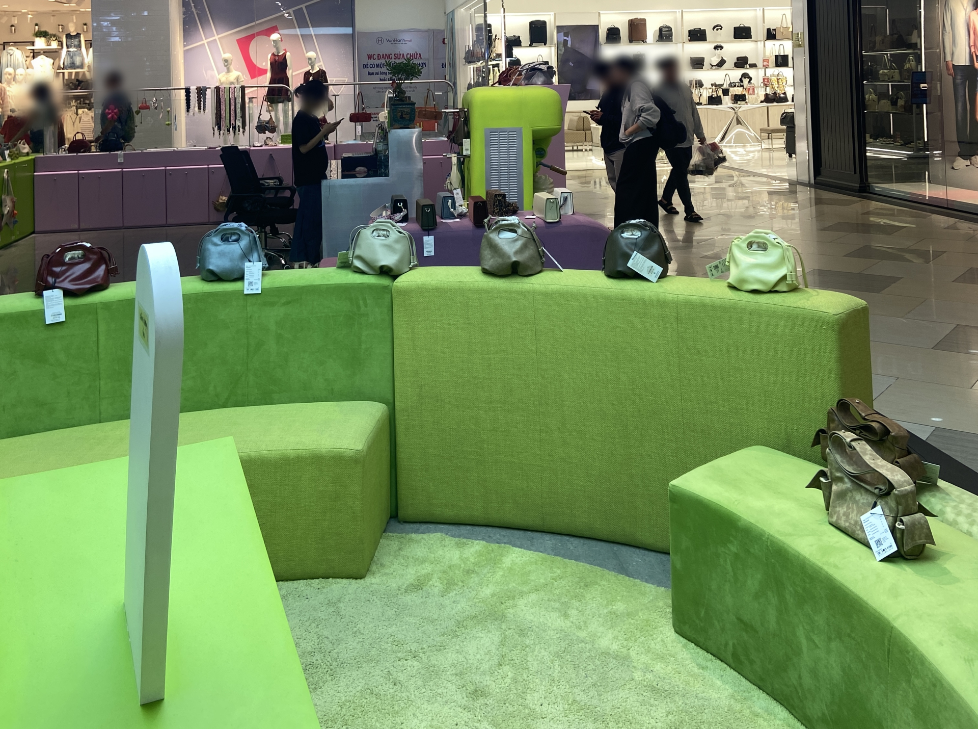 [CLIP] Ghi nhận t&igrave;nh trạng hiện tại của CHAUTFIFTH sau chiến dịch quảng c&aacute;o "coi thường phụ nữ": Nh&acirc;n vi&ecirc;n, kh&aacute;ch h&agrave;ng n&oacute;i g&igrave;?- Ảnh 6.