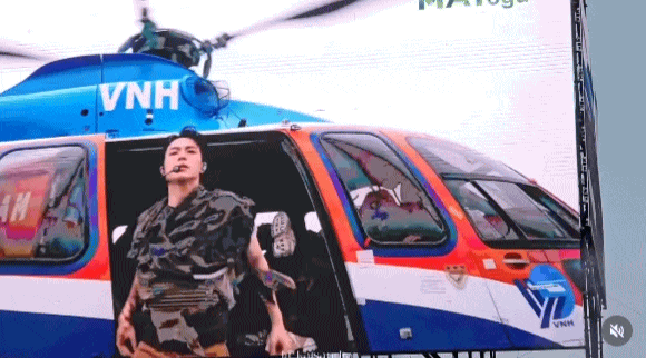 Concert Việt Nam đ&atilde; đến đẳng cấp n&agrave;y: Nh&oacute;m t&acirc;n binh đi diễn bằng trực thăng, ph&oacute;ng xe "z&igrave;n z&igrave;n" tr&ecirc;n s&acirc;n khấu- Ảnh 2.