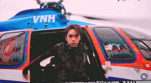 Concert Việt Nam đ&atilde; đến đẳng cấp n&agrave;y: Nh&oacute;m t&acirc;n binh đi diễn bằng trực thăng, ph&oacute;ng xe "z&igrave;n z&igrave;n" tr&ecirc;n s&acirc;n khấu- Ảnh 3.