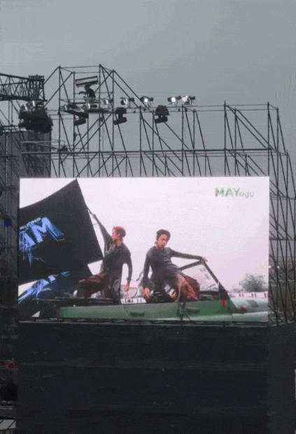 Concert Việt Nam đ&atilde; đến đẳng cấp n&agrave;y: Nh&oacute;m t&acirc;n binh đi diễn bằng trực thăng, ph&oacute;ng xe "z&igrave;n z&igrave;n" tr&ecirc;n s&acirc;n khấu- Ảnh 4.