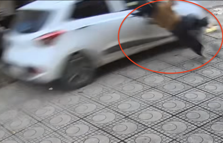 Triệu tập nữ t&agrave;i xế &ocirc; t&ocirc; t&ocirc;ng văng c&ocirc; g&aacute;i tr&ecirc;n vỉa h&egrave; rồi bỏ đi- Ảnh 1.