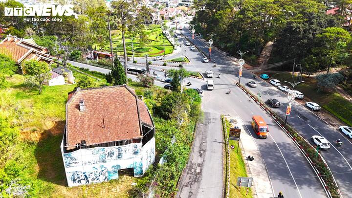 Cận cảnh biệt thự, khu nh&agrave; đất "v&agrave;ng" bỏ hoang, l&atilde;ng ph&iacute; ở &ETH;&agrave; Lạt- Ảnh 2.