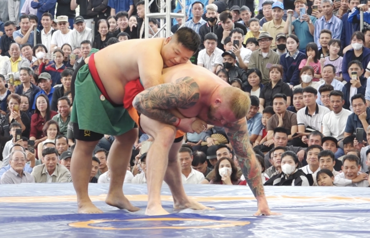 Đ&ocirc; vật Việt Nam tung đ&ograve;n cổ truyền, hạ gục v&otilde; sĩ Nga ở hội l&agrave;ng- Ảnh 1.