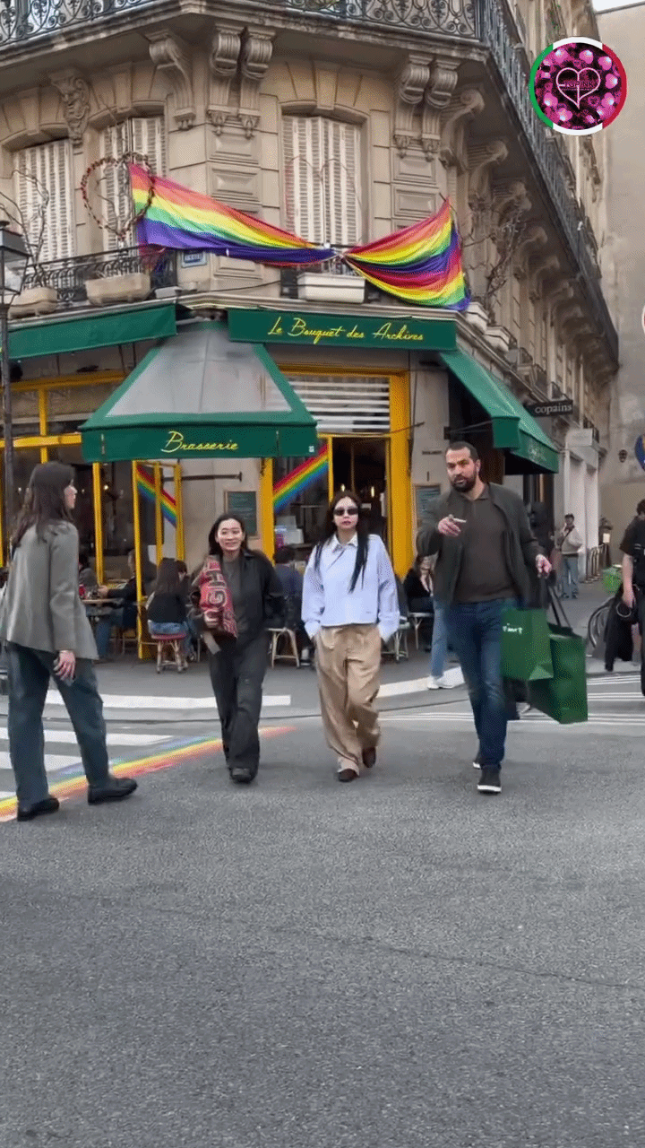 Ho&aacute; ra Jennie "fake" chiều cao kiểu n&agrave;y: L&ugrave;n mấy cũng kh&ocirc;ng cắt quần, phải vừa đi vừa dẫm nguy&ecirc;n gi&agrave;y l&ecirc;n mới được!- Ảnh 3.