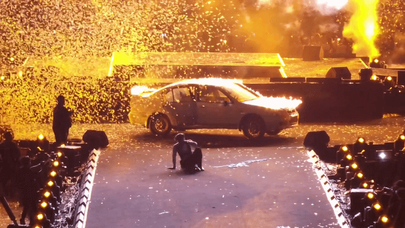 Si&ecirc;u xe của SOOBIN bốc ch&aacute;y ng&ugrave;n ngụt, cả chục ng&agrave;n người h&aacute; hốc- Ảnh 4.