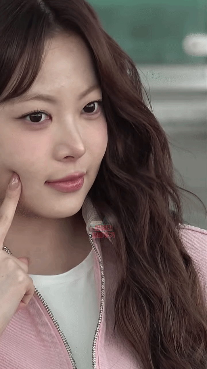 Nhan sắc giả dối của th&agrave;nh vi&ecirc;n nh&oacute;m nữ bị gh&eacute;t nhất Kpop, ai bảo giống &ldquo;c&ocirc;ng ch&uacute;a Kpop&rdquo; vậy?- Ảnh 1.