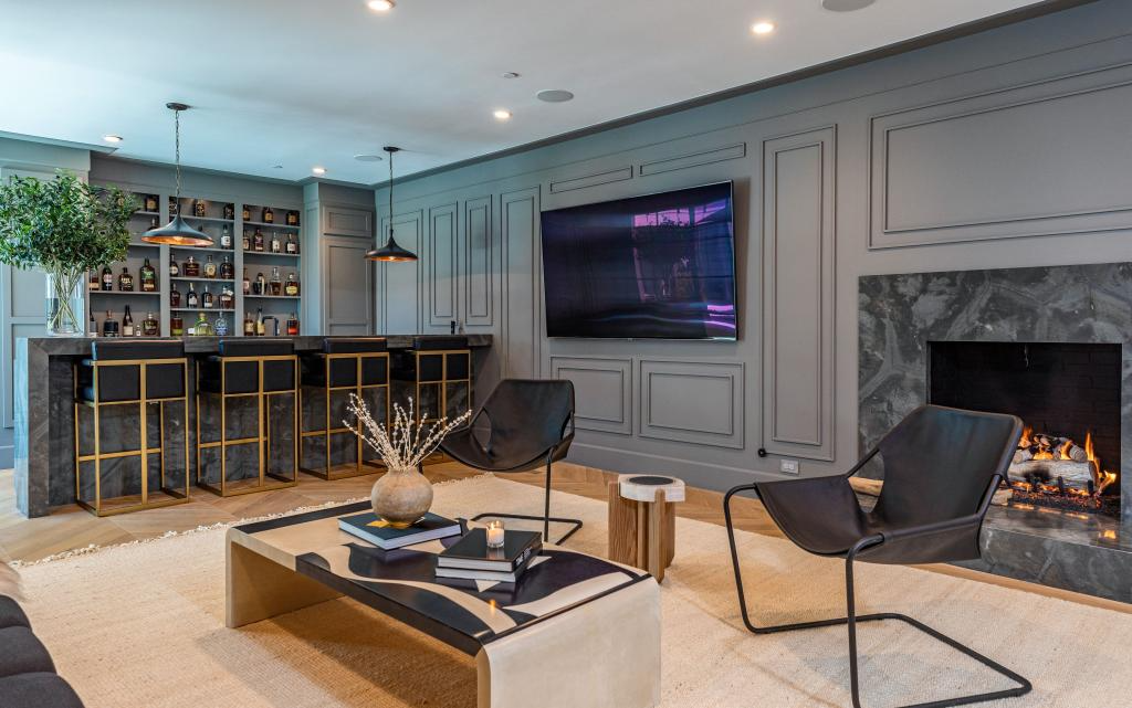 B&ecirc;n trong biệt thự 362,8 tỷ của Rihanna v&agrave; bạn trai: Nh&igrave;n ph&ograve;ng tắm đủ hiểu giới thượng lưu Mỹ gi&agrave;u cỡ n&agrave;o- Ảnh 13.