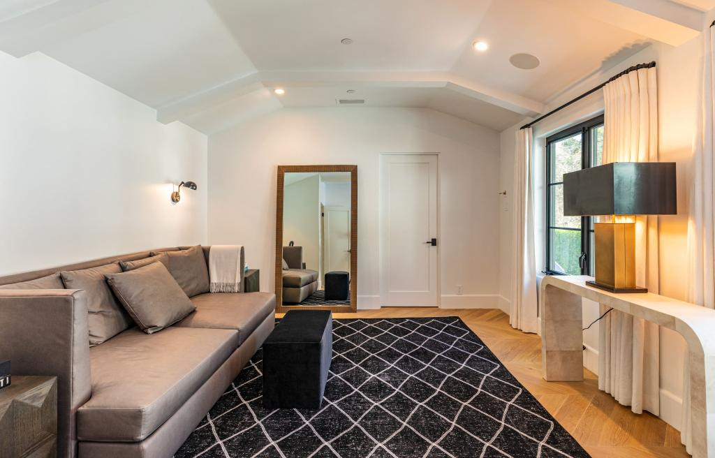 B&ecirc;n trong biệt thự 362,8 tỷ của Rihanna v&agrave; bạn trai: Nh&igrave;n ph&ograve;ng tắm đủ hiểu giới thượng lưu Mỹ gi&agrave;u cỡ n&agrave;o- Ảnh 16.