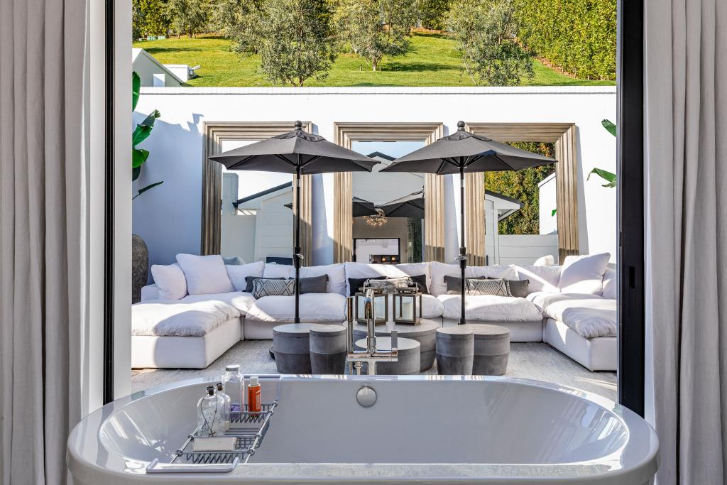 B&ecirc;n trong biệt thự 362,8 tỷ của Rihanna v&agrave; bạn trai: Nh&igrave;n ph&ograve;ng tắm đủ hiểu giới thượng lưu Mỹ gi&agrave;u cỡ n&agrave;o- Ảnh 18.