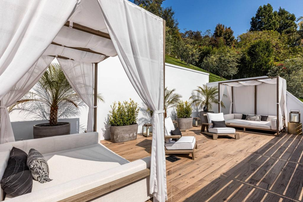 B&ecirc;n trong biệt thự 362,8 tỷ của Rihanna v&agrave; bạn trai: Nh&igrave;n ph&ograve;ng tắm đủ hiểu giới thượng lưu Mỹ gi&agrave;u cỡ n&agrave;o- Ảnh 19.