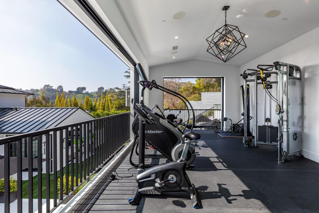 B&ecirc;n trong biệt thự 362,8 tỷ của Rihanna v&agrave; bạn trai: Nh&igrave;n ph&ograve;ng tắm đủ hiểu giới thượng lưu Mỹ gi&agrave;u cỡ n&agrave;o- Ảnh 7.