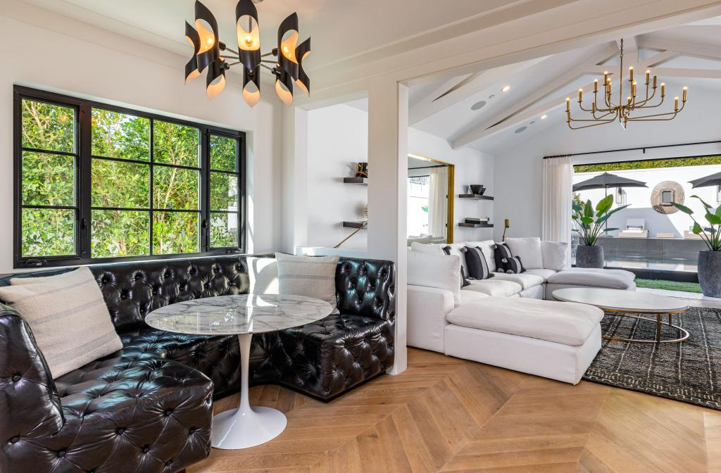 B&ecirc;n trong biệt thự 362,8 tỷ của Rihanna v&agrave; bạn trai: Nh&igrave;n ph&ograve;ng tắm đủ hiểu giới thượng lưu Mỹ gi&agrave;u cỡ n&agrave;o- Ảnh 9.