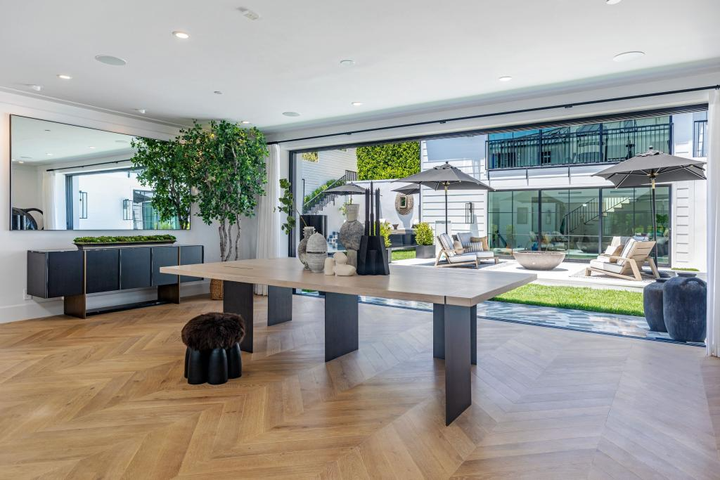 B&ecirc;n trong biệt thự 362,8 tỷ của Rihanna v&agrave; bạn trai: Nh&igrave;n ph&ograve;ng tắm đủ hiểu giới thượng lưu Mỹ gi&agrave;u cỡ n&agrave;o- Ảnh 10.