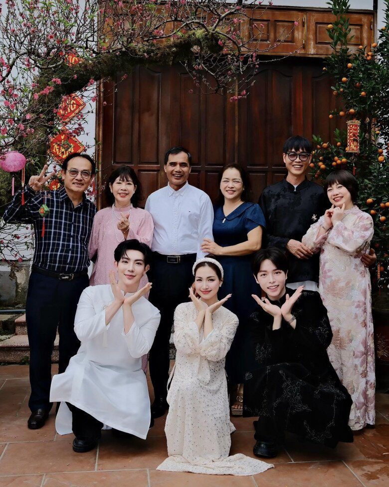 Đại &uacute;y Thăng Văn Cương chăm s&oacute;c con trai H&ograve;a Minzy trong căn biệt thự bề thế ở Bắc Ninh- Ảnh 11.