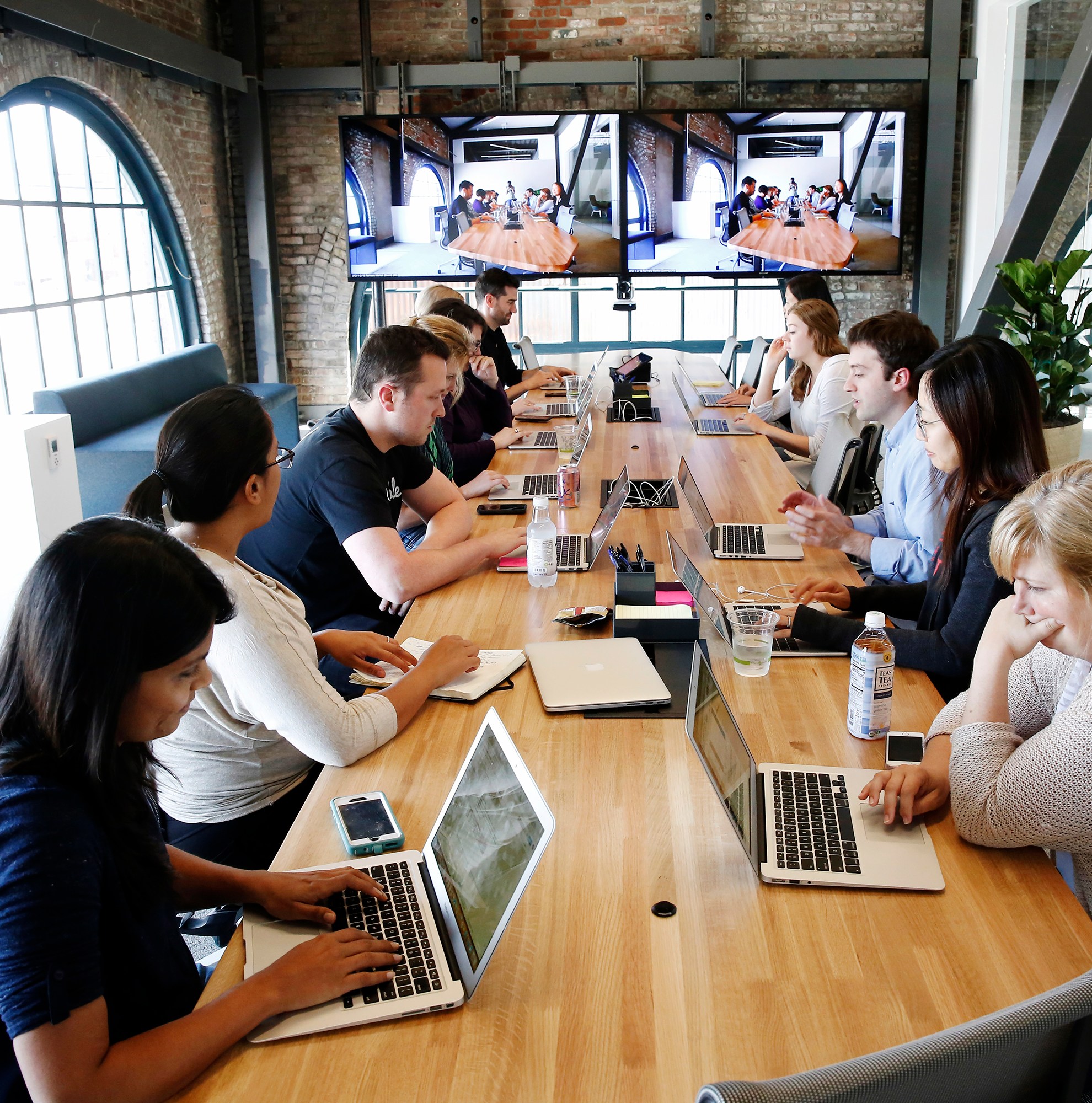 Tưởng AI sẽ thay lao động phổ thông trước, nhưng dữ liệu mới lại chỉ sang một nhóm nghề khác- Ảnh 2. Tưởng AI sẽ thay lao động phổ thông trước, nhưng dữ liệu mới lại chỉ sang một nhóm nghề khác- Ảnh 2.