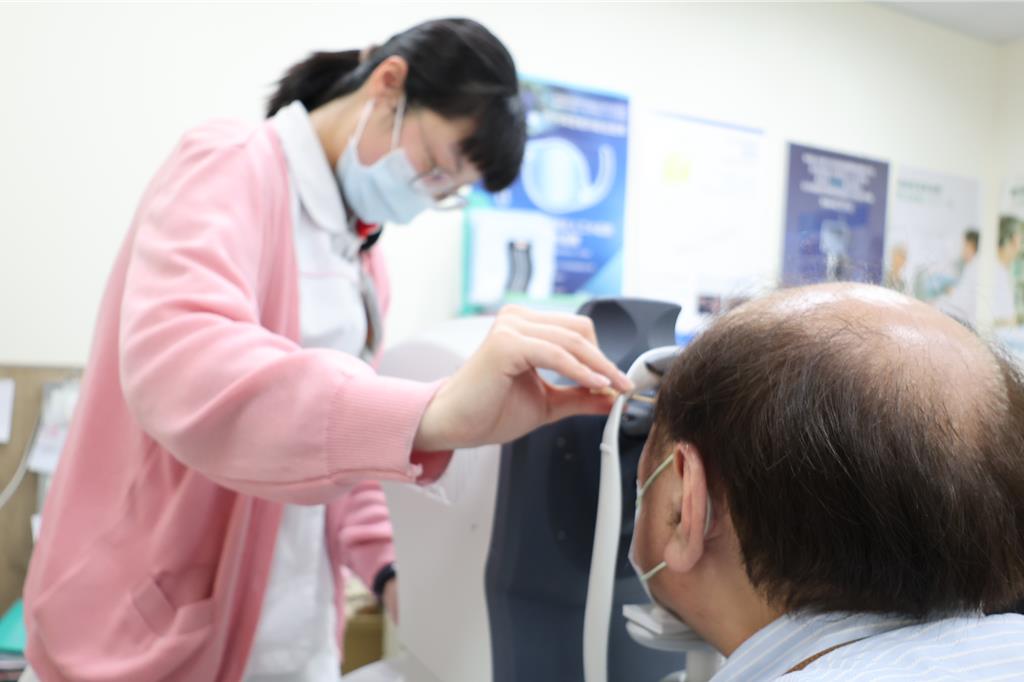 Mắt phải giật là điềm xấu, mắt trái giật là điềm may? Bác sĩ nhãn khoa tiết lộ sự thật- Ảnh 1. Mắt phải giật là điềm xấu, mắt trái giật là điềm may? Bác sĩ nhãn khoa tiết lộ sự thật- Ảnh 1.