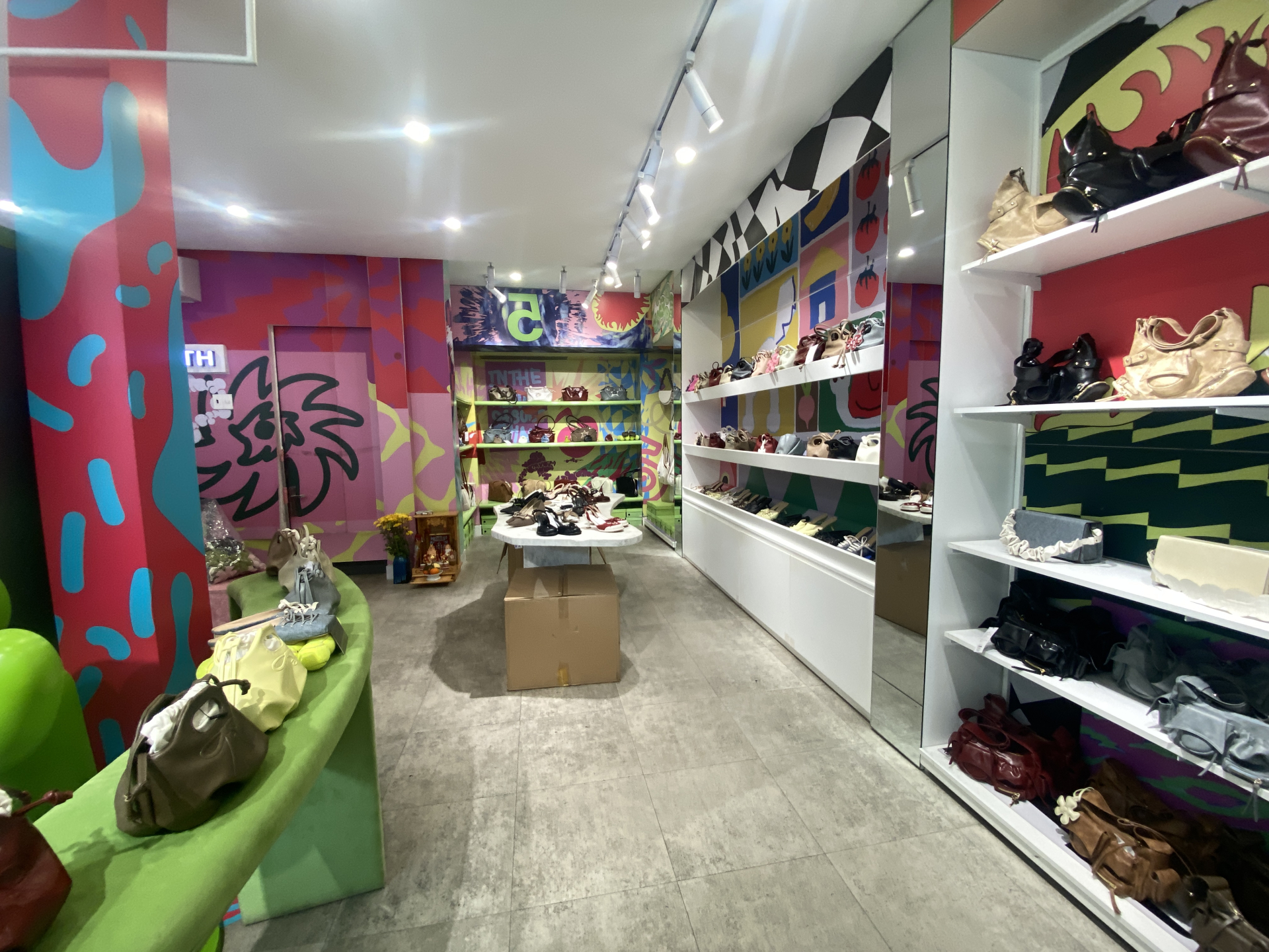 [CLIP] Ghi nhận t&igrave;nh trạng hiện tại của CHAUTFIFTH sau chiến dịch quảng c&aacute;o "coi thường phụ nữ": Nh&acirc;n vi&ecirc;n, kh&aacute;ch h&agrave;ng n&oacute;i g&igrave;?- Ảnh 2.