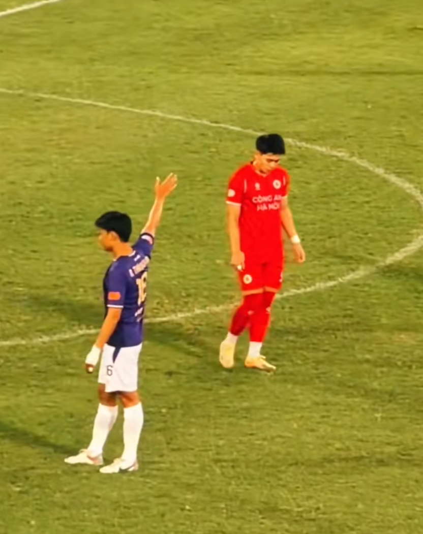 Màn va chạm cực căng ở V.League: Đình Bắc nổi cáu, Văn Hậu "đánh nguội" khiến Văn Quyết tức giận- Ảnh 4. Màn va chạm cực căng ở V.League: Đình Bắc nổi cáu, Văn Hậu "đánh nguội" khiến Văn Quyết tức giận- Ảnh 4.