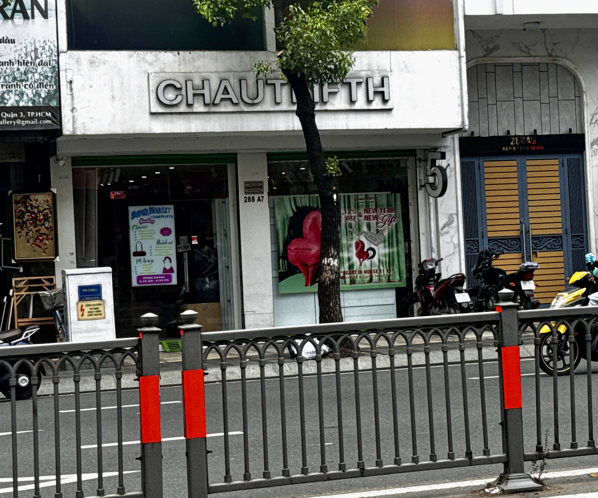 [CLIP] Ghi nhận t&igrave;nh trạng hiện tại của CHAUTFIFTH sau chiến dịch quảng c&aacute;o "coi thường phụ nữ": Nh&acirc;n vi&ecirc;n, kh&aacute;ch h&agrave;ng n&oacute;i g&igrave;?- Ảnh 1.