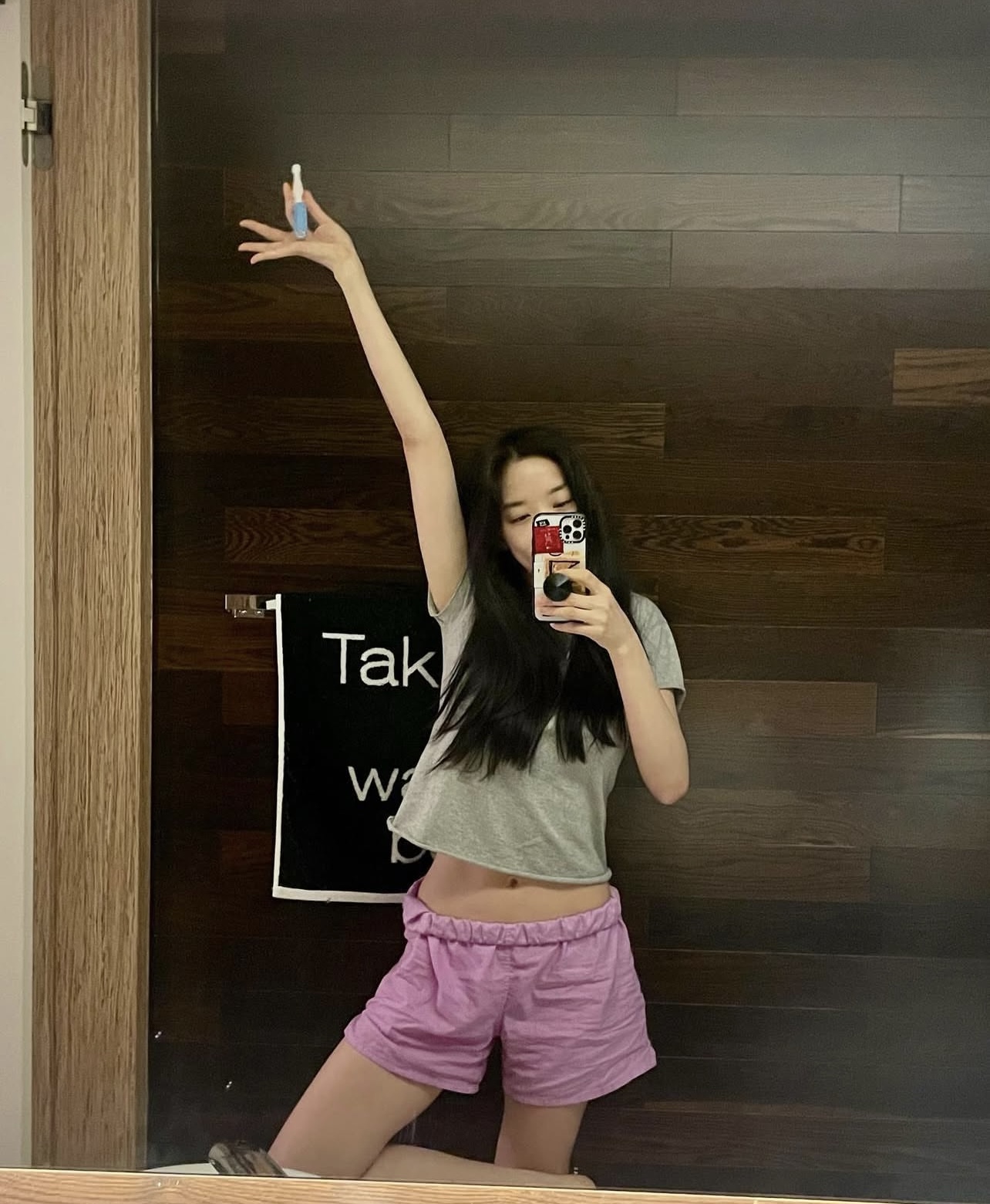 Nữ diễn vi&ecirc;n thay đổi dụng cụ ăn h&agrave;ng ng&agrave;y, tới 41 tuổi eo vẫn thon v&agrave; ch&acirc;n lu&ocirc;n nhỏ- Ảnh 2.