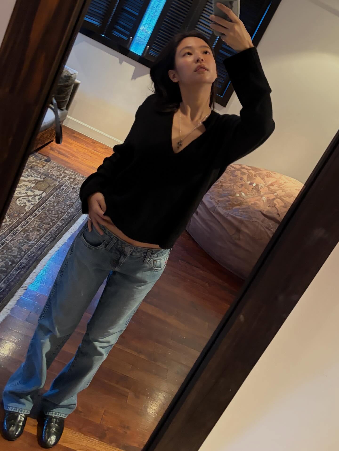 Ho&aacute; ra Jennie "fake" chiều cao kiểu n&agrave;y: L&ugrave;n mấy cũng kh&ocirc;ng cắt quần, phải vừa đi vừa dẫm nguy&ecirc;n gi&agrave;y l&ecirc;n mới được!- Ảnh 6.