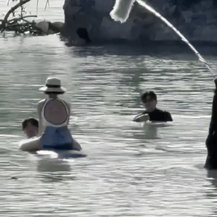 Jisoo (BLACKPINK) g&acirc;y ch&uacute; &yacute; với video tắm biển c&ugrave;ng nam diễn vi&ecirc;n đam mỹ, động th&aacute;i của nữ idol khiến fan t&ograve; m&ograve;- Ảnh 7.