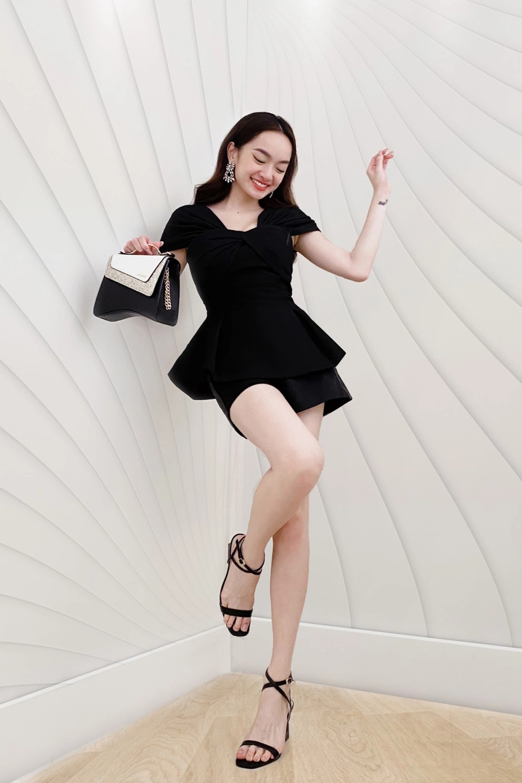 Mỹ nh&acirc;n chỉ cao 1m50 nhưng mặc đẹp kh&ocirc;ng trượt ph&aacute;t n&agrave;o, xuất hiện ở đ&acirc;u th&igrave; nơi đ&oacute; l&agrave; Paris Fashion Week- Ảnh 8.