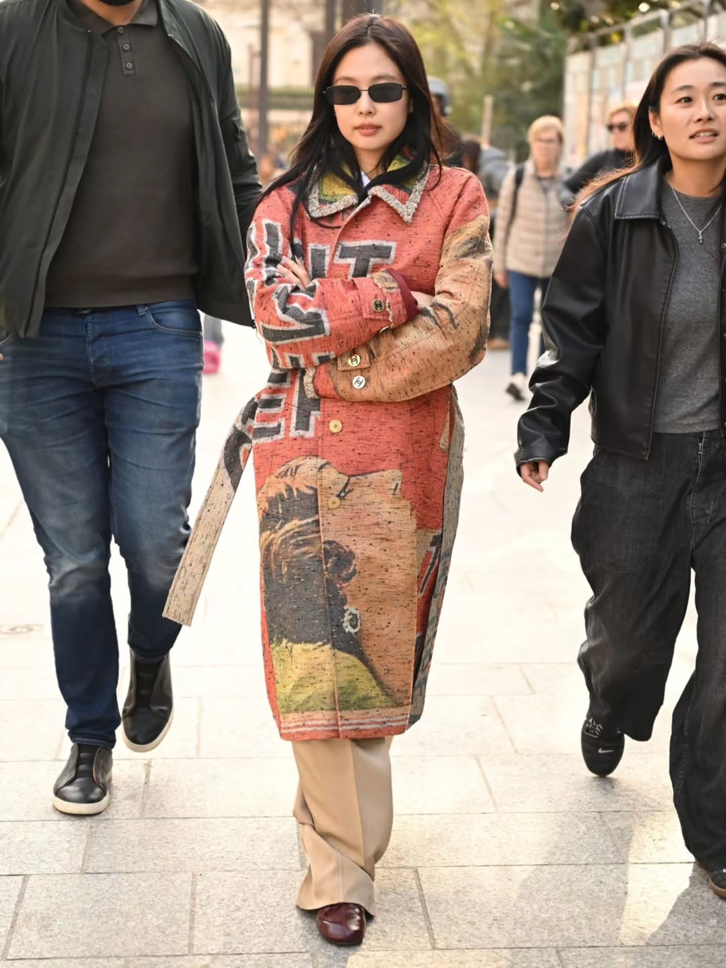 Ho&aacute; ra Jennie "fake" chiều cao kiểu n&agrave;y: L&ugrave;n mấy cũng kh&ocirc;ng cắt quần, phải vừa đi vừa dẫm nguy&ecirc;n gi&agrave;y l&ecirc;n mới được!- Ảnh 4.