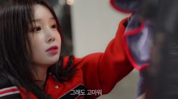 B&uacute;p b&ecirc; đẹp nhất showbiz l&aacute;i xe liều lĩnh g&acirc;y ra vụ va chạm, bất ngờ với c&aacute;ch h&agrave;nh xử sau đ&oacute;- Ảnh 2.