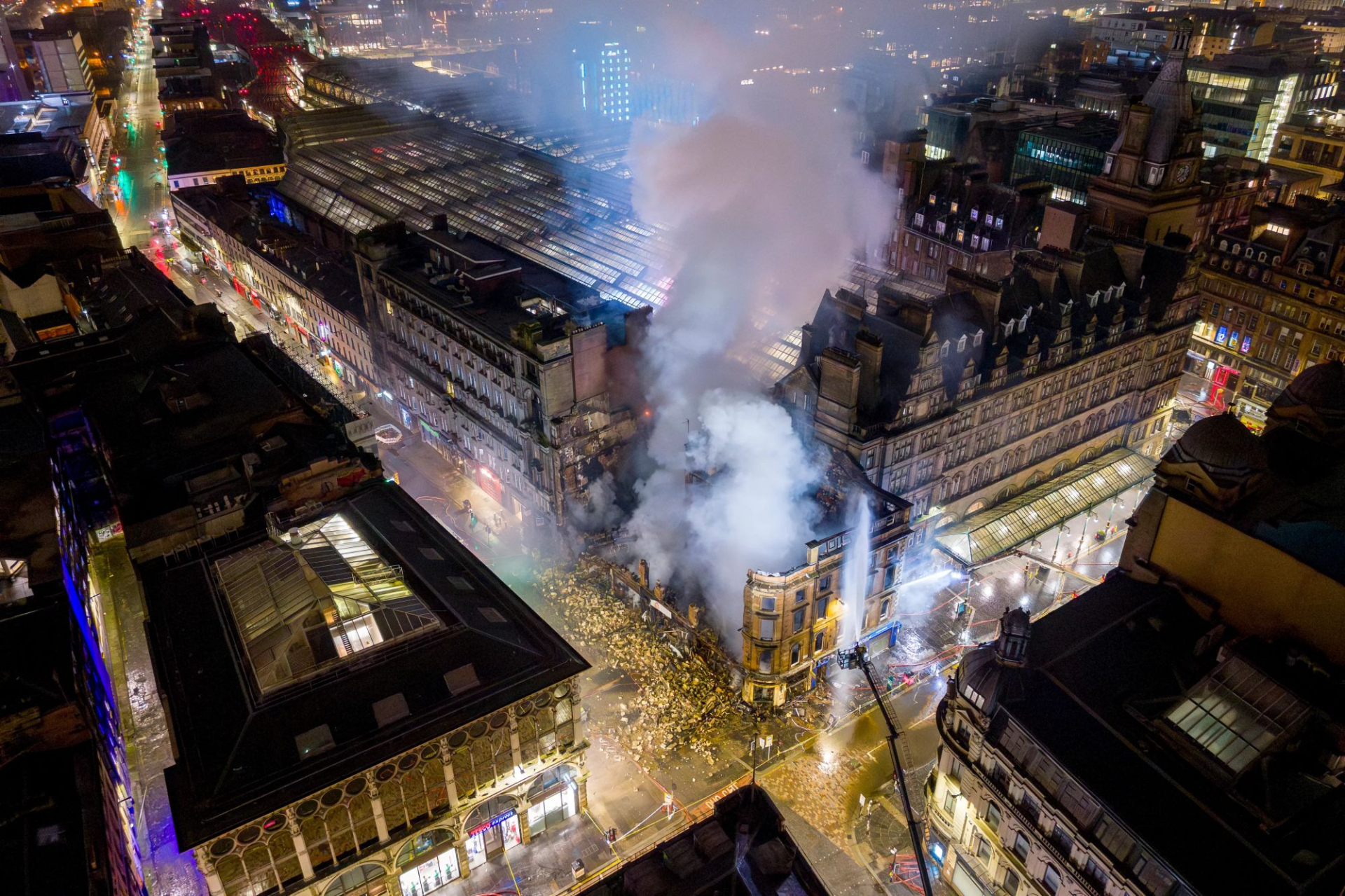 Ch&aacute;y lớn thi&ecirc;u rụi t&ograve;a nh&agrave; biểu tượng lịch sử tại trung t&acirc;m th&agrave;nh phố, 15 xe cứu hỏa được điều động- Ảnh 3.