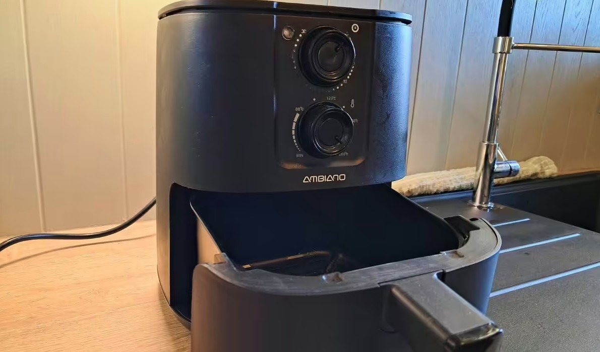 Nồi chi&ecirc;n kh&ocirc;ng dầu sạch như mới khi được vệ sinh bằng c&aacute;ch n&agrave;y: Chỉ mất 5 ph&uacute;t, kh&ocirc;ng cần ch&agrave; x&aacute;t- Ảnh 1.