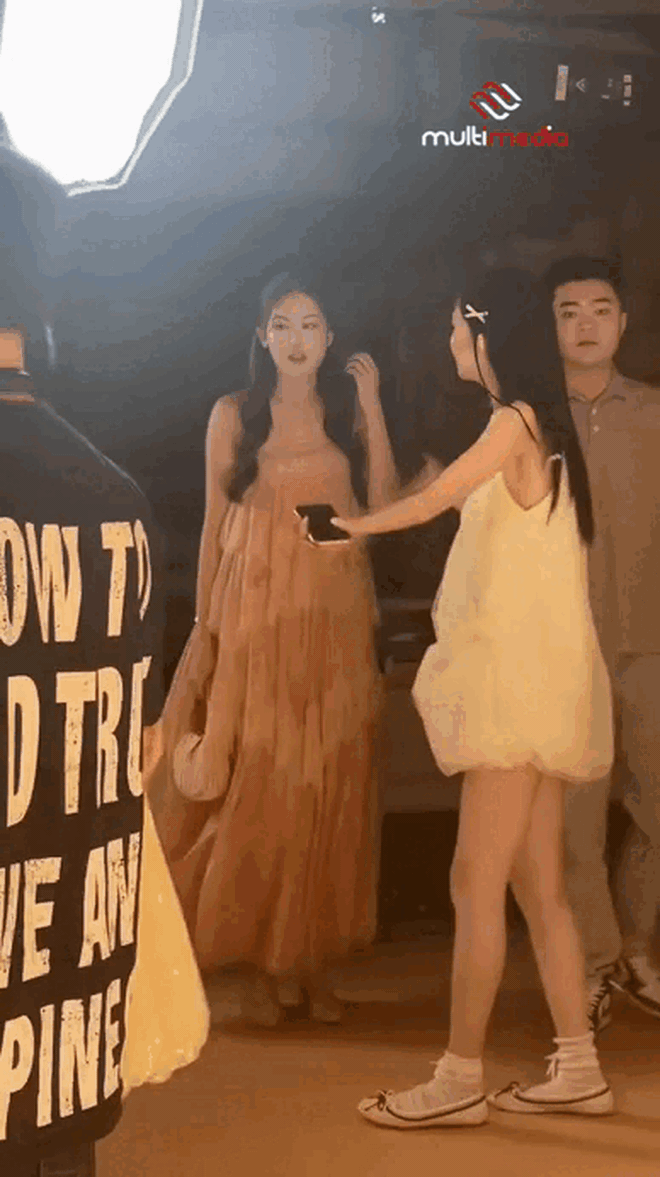 Mỹ nữ đi gi&agrave;y bệt khiến cả c&otilde;i mạng ồn &agrave;o: Bạn g&aacute;i "đỉnh lưu Vbiz", từ nhan sắc đến style đều 0 điểm ch&ecirc;- Ảnh 1.