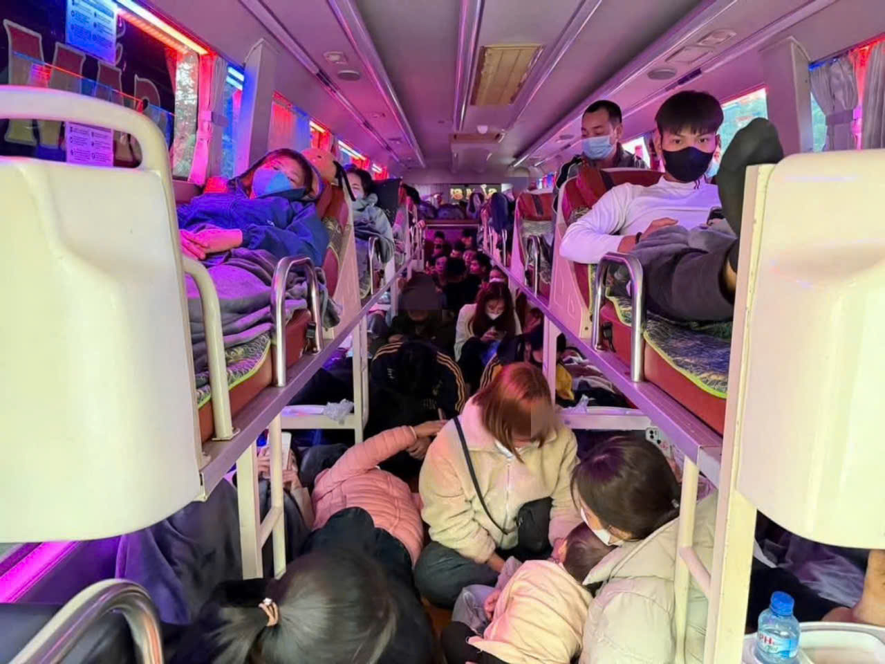 Xe kh&aacute;ch 19 chỗ &ldquo;nhồi nh&eacute;t&rdquo; 60 người, bị phạt hơn 220 triệu đồng- Ảnh 2.