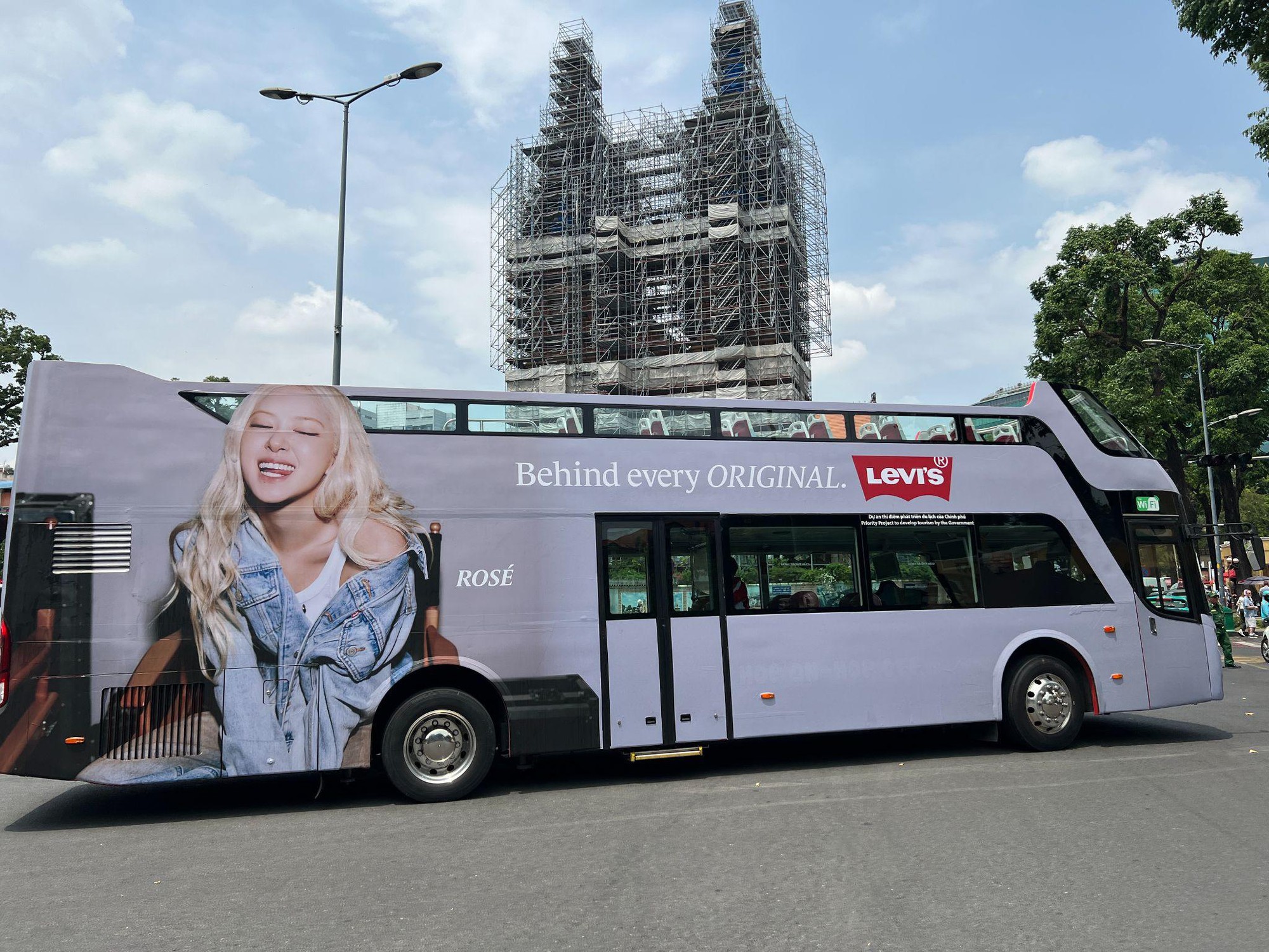 Cơn sốt check-in &ldquo;bắt gặp Ros&eacute; ở Việt Nam&rdquo; đến săn l&ugrave;ng &ldquo;chiếc quần jeans Levi&rsquo;s&rdquo;- Ảnh 1.