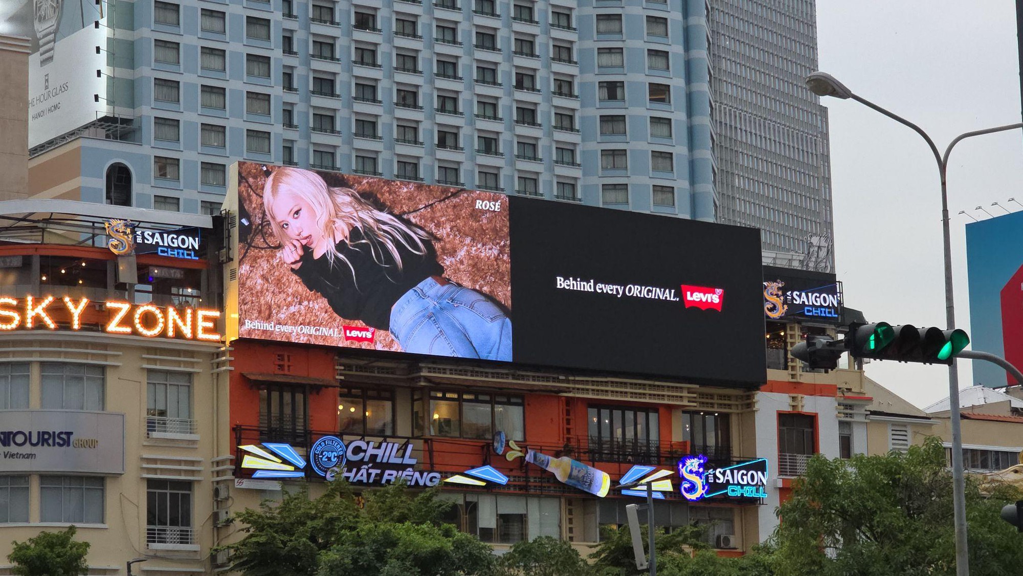 Cơn sốt check-in &ldquo;bắt gặp Ros&eacute; ở Việt Nam&rdquo; đến săn l&ugrave;ng &ldquo;chiếc quần jeans Levi&rsquo;s&rdquo;- Ảnh 2.