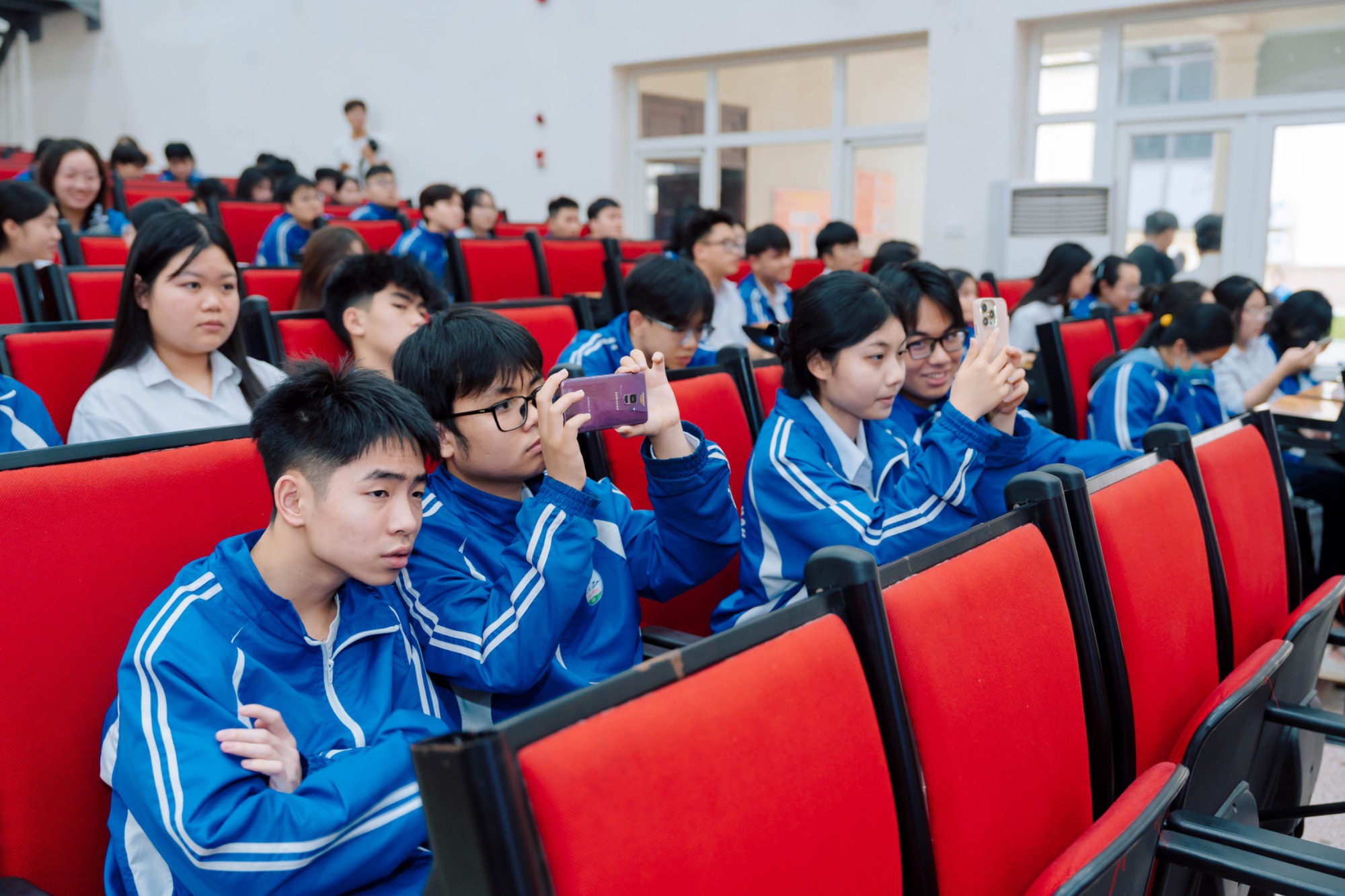 Học sinh Hưng Yên háo hức với “Vũ đài trí tuệ – High School Battle”- Ảnh 2. Học sinh Hưng Yên háo hức với “Vũ đài trí tuệ – High School Battle”- Ảnh 2.